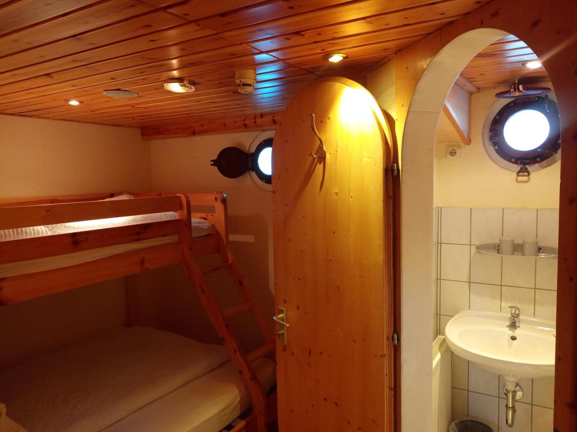Kuestenmotorschiff Aventura Бремен Екстер'єр фото