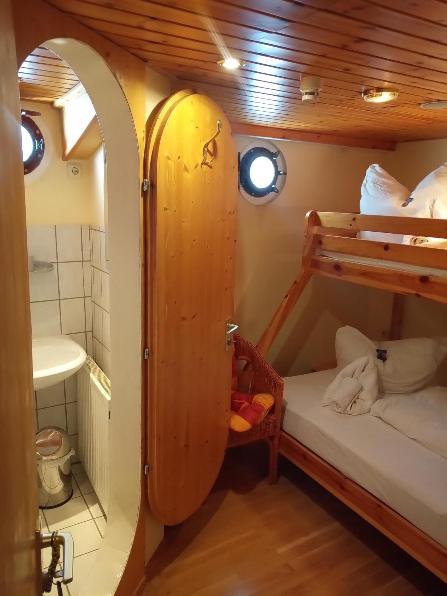 Kuestenmotorschiff Aventura Бремен Екстер'єр фото
